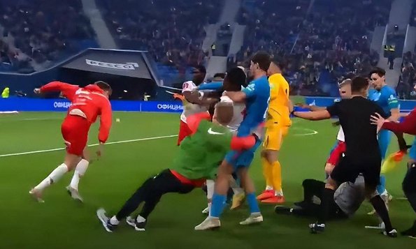 50人参与，6人染红，欧洲足坛爆发大规模殴斗，冲突是因何而起的？