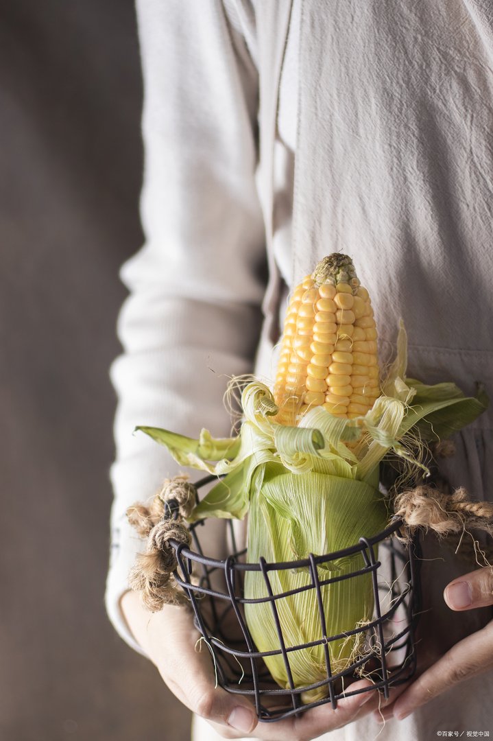 玉米每吨上涨400元，致其涨价的原因是什么？