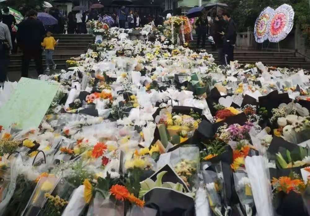 长沙学生自发前往倒塌事故地献花，学生们用这一举动表达了怎样的缅怀之情？