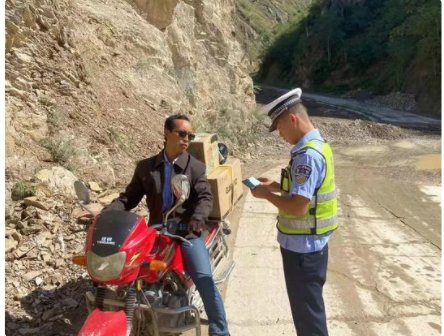 摩托车能坐3个人吗?