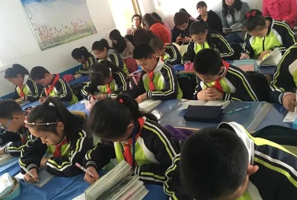 明月万山头上一句是什么诗