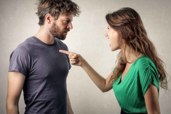 老公总是在别人面前贬低我，他到底是什么心态？