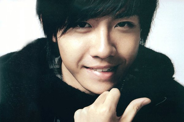 有一首歌歌词有一句“自己第一个被感动”是什么歌