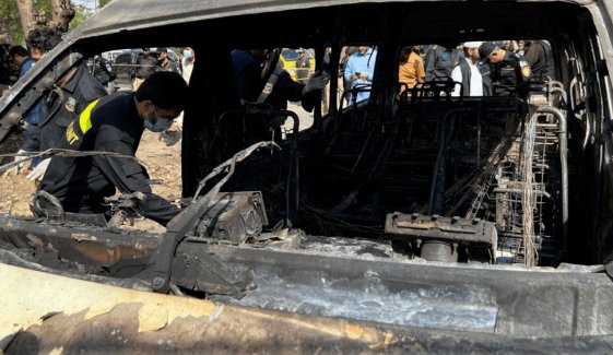 巴女子自爆 ，大火吞噬车辆，这场爆炸造成的损失以及伤亡情况有多严重？