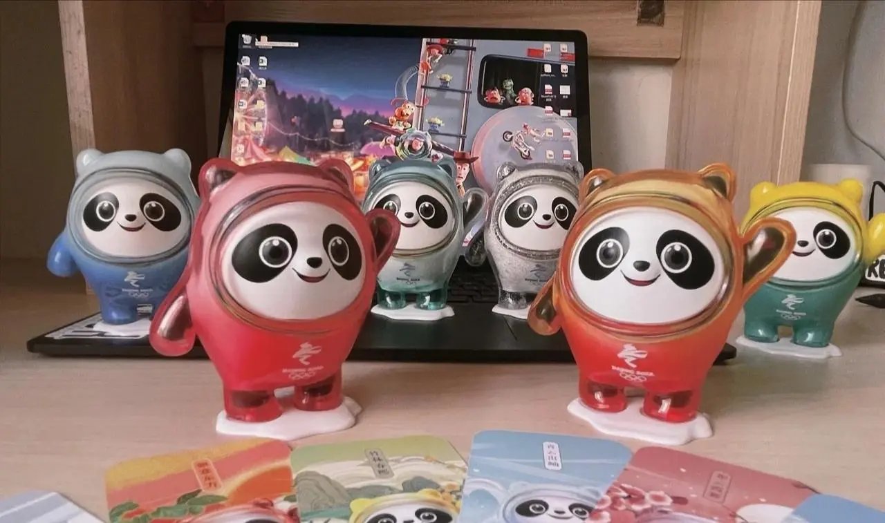 张艺谋拆冰墩墩盲盒的视频释出，视频中张老爷子有多认真？