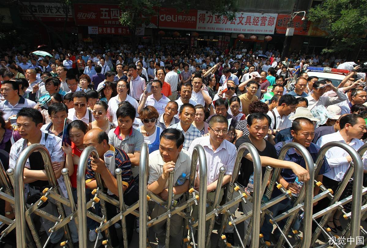 54岁考生梁实笑着走出考场，这么大年纪了，他还有机会考上大学吗？