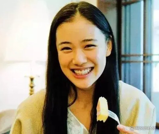 37岁苍井优升级当妈，结婚三年生下女儿，她的老公是谁？