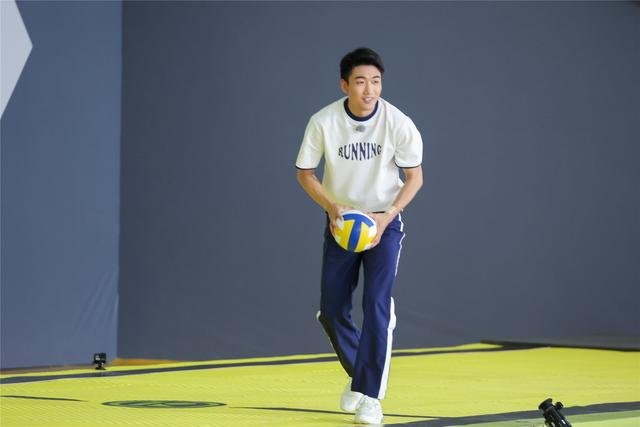 徐梦桃发预告将踢馆《奔跑吧》,蔡徐坤表示欢迎桃桃,你对二人有哪些期待?