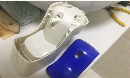 蹲便器水箱的水一直在蓄，淹过了渗水管，导致蹲便器一直流水，求高人指点 ，跪谢了~