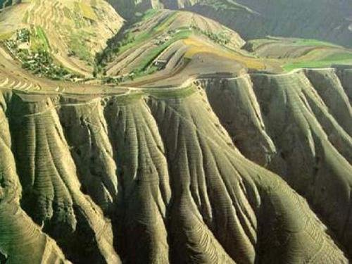 脸上沟壑纵横什么意思