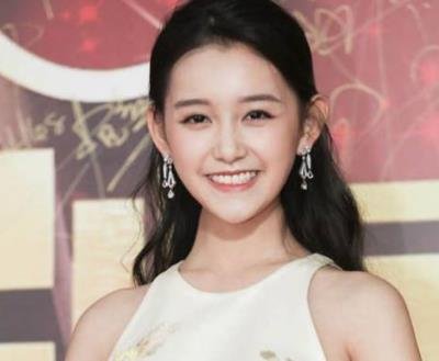 蒋依依家里很有钱吗