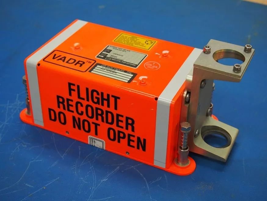 专家推测另一个黑匣子或许破损，专家推测的依据是什么？