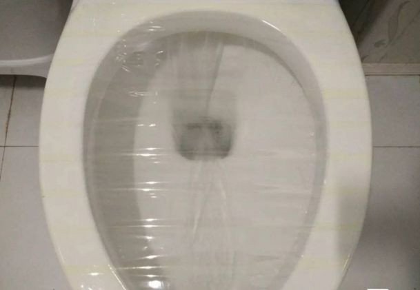 马桶冲水 水冲不下去 溢出来。然后再留下去。 发出咕噜咕噜的声音。 感觉是堵了