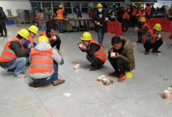 被困在上海工地上的务工者，不想再吃方便面了，他们最大的愿望是什么？