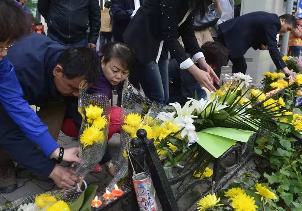 长沙学生自发前往倒塌事故地献花，学生们用这一举动表达了怎样的缅怀之情？