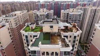 长沙一业主在楼顶建了个游泳池，这是否侵害了其他业主的权益？