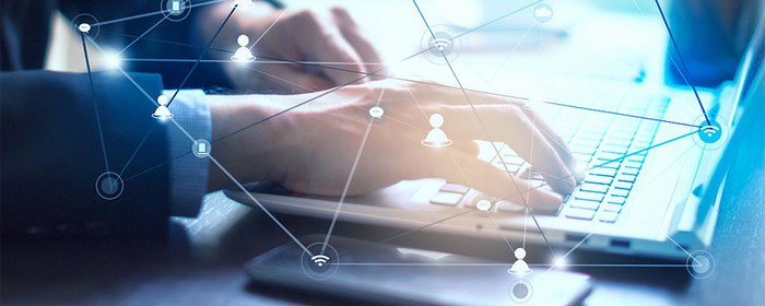 镜子里的人是谁？