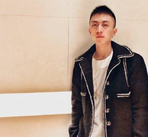 很多人都知道王校长好友秦奋很有钱，那你知道秦家是干嘛的吗？