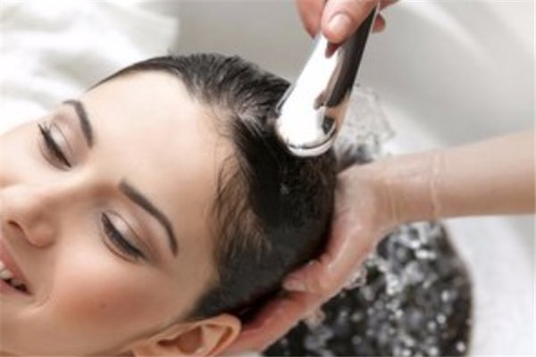 金晨在《舞蹈生》透露自己爱洗头，一天两次，洗头发过于勤快真的好吗？