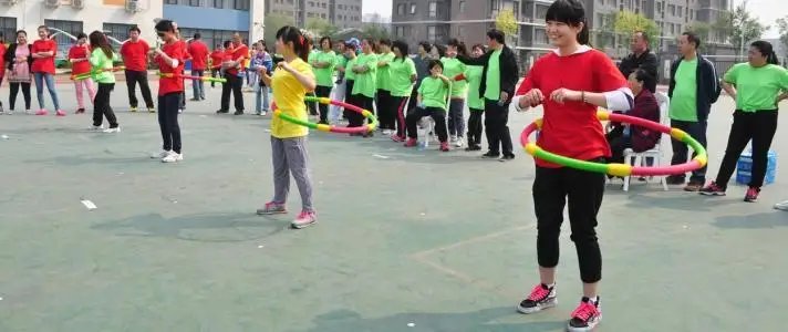 90后女孩一分钟摇300个呼啦圈，演出费供妹妹读研，妹妹有多幸福？