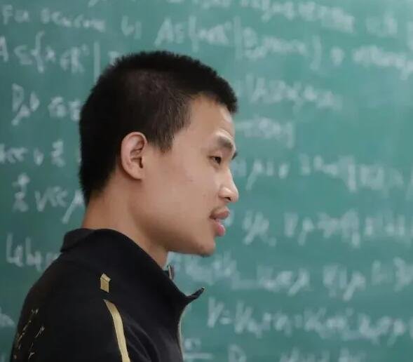 韦东奕父亲因何病过世的 韦东弈父母家庭背景资料介绍