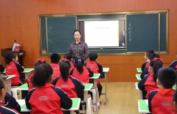 老师自费给毕业生发礼物