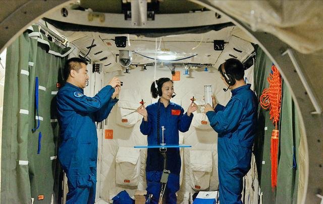 翟志刚一下没站稳，笑称“我飘了”，他到底有多搞笑？