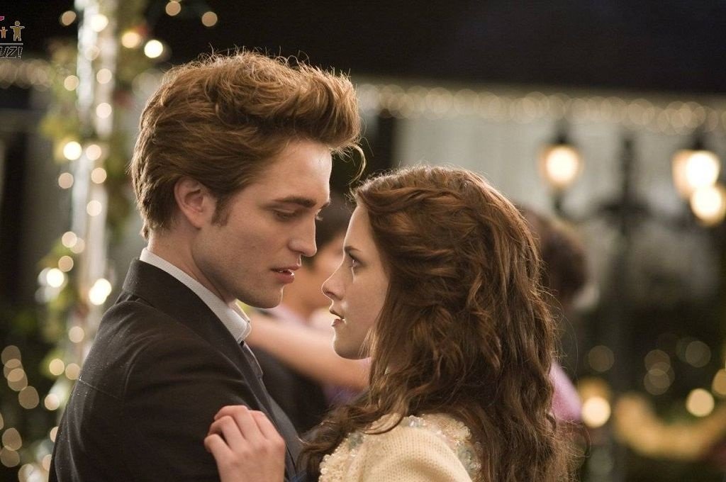 暮光之城贝拉什么时候变成吸血鬼?