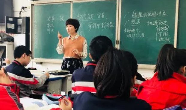 老师自费给毕业生发礼物