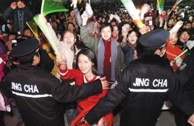 代表建议明星返还金条等贵重应援礼品,应援礼品的作用是什么?