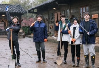 《向往的生活》张艺兴和彩灯之间有安全距离,他为什么对彩灯这么恐惧?