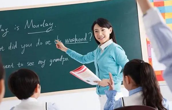 老师自费给毕业生发礼物