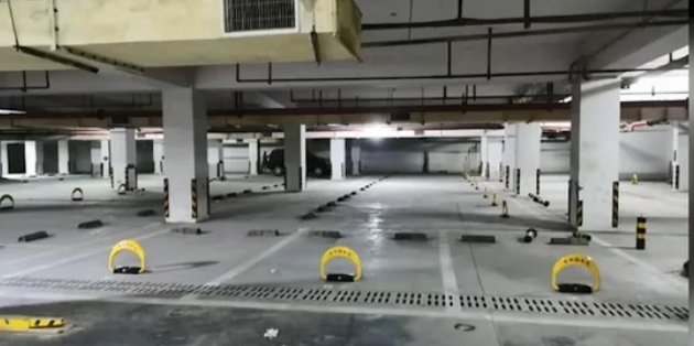 男子买25平米房霸占一层停车场，男子的做法是否违规？