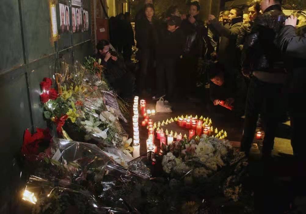 长沙学生自发前往倒塌事故地献花，学生们用这一举动表达了怎样的缅怀之情？