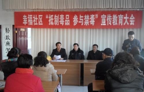 、《全民禁毒教育实施意见》规定，各级各类学校要根据学生的不同特点分阶段（ ）