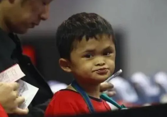 曾“一夜爆红”的小马云，被马云资助上学，现在生活过得怎么样？