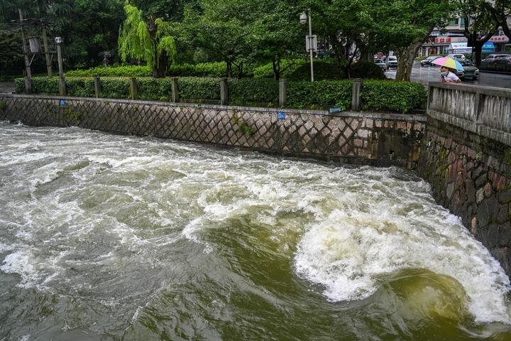 杭州西湖被暴雨“隐藏”了,这场暴雨给当地带来了哪些影响?