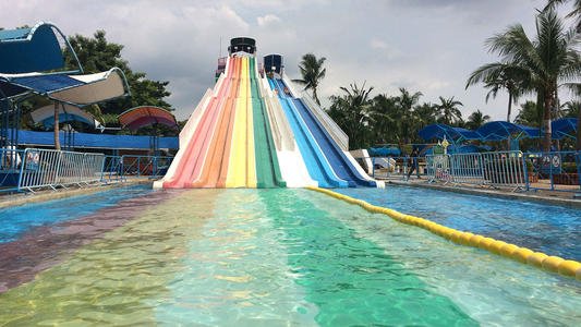 山东某村书记百万建设水上乐园，他这样做的目的是什么？