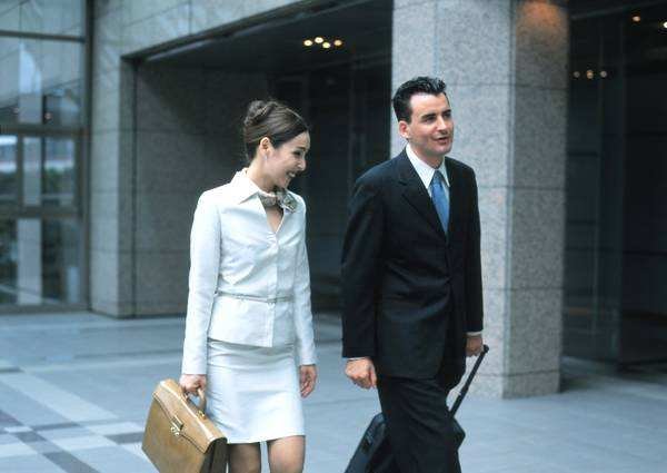 出差时和女同事一间房好不好?