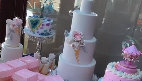 何超盈为女儿办生日宴,现场好似宫廷盛宴,奚梦瑶却至今未有婚礼,怎么看?