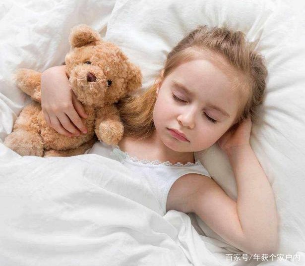 许多年轻父母在睡觉时总喜欢把婴儿放在中间，对孩子有什么影响？
