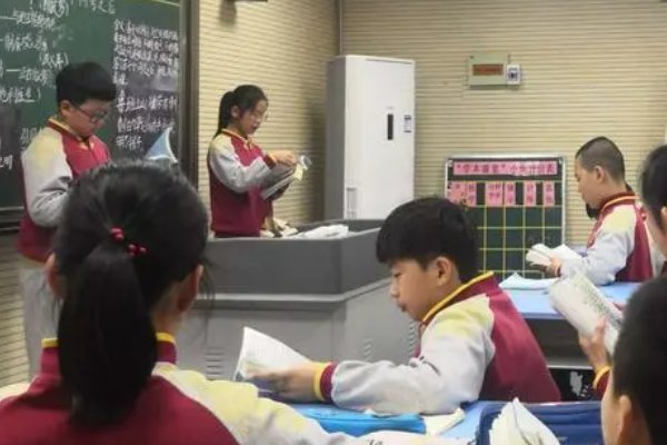 长沙过贾谊宅表面怜君实则自怜的句子是什么