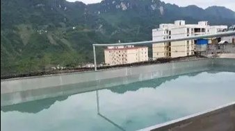 长沙一业主在楼顶建了个游泳池，这是否侵害了其他业主的权益？