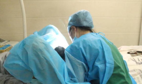 男医生单独对女患者肛检被约谈，医生的行为是正常治疗吗？