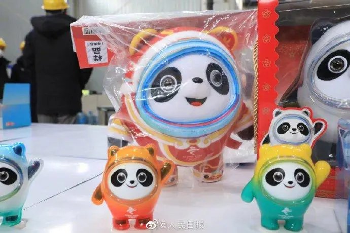 张艺谋拆冰墩墩盲盒的视频释出，视频中张老爷子有多认真？