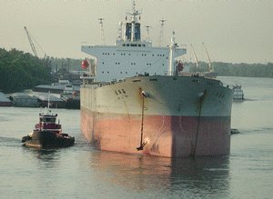 青岛海域撞船溢油入海400吨，撞船事故发生的原因是什么？