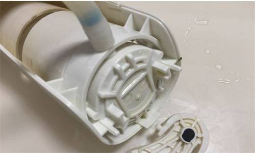 蹲便器水箱的水一直在蓄，淹过了渗水管，导致蹲便器一直流水，求高人指点 ，跪谢了~