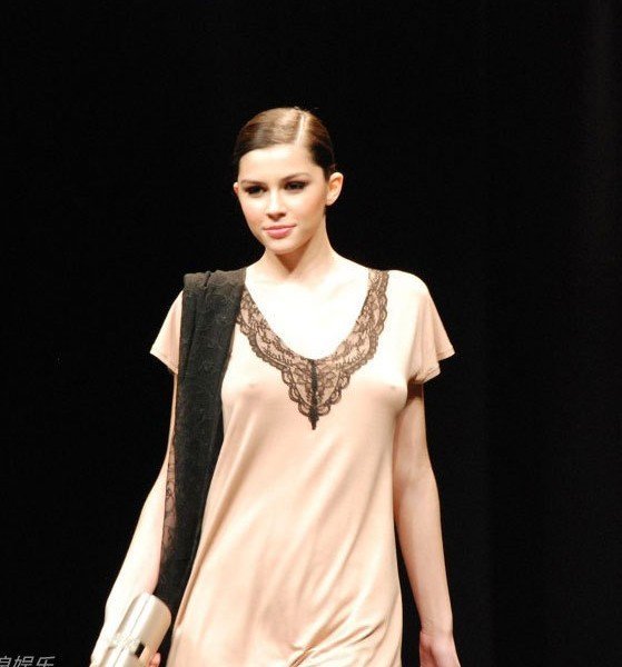 谁知道这个2012年巴黎内衣展上的模特叫什么名字，谢谢谢谢谢