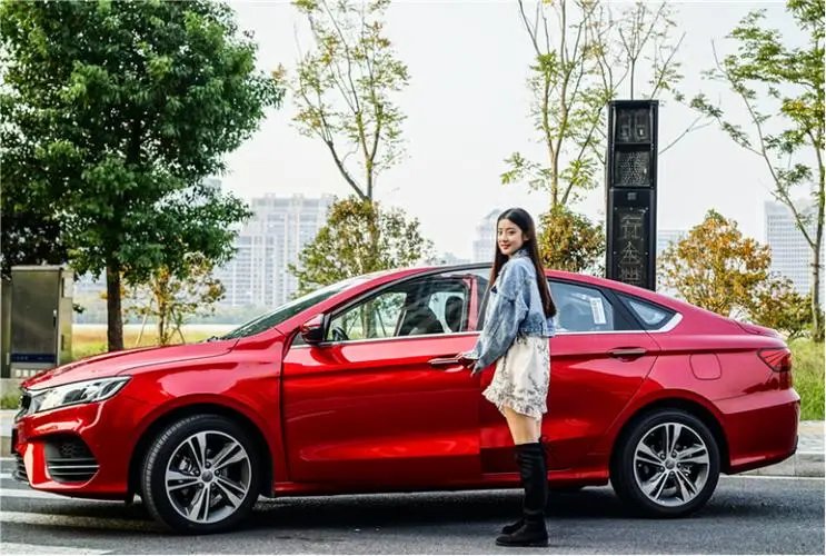 95后女孩送爸爸30万新车,如何看待这种孝顺的方式呢?