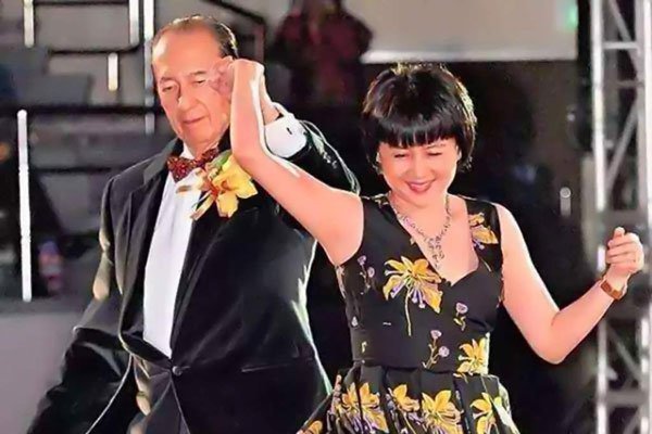 四太梁安琪咋怀孕的 为赌王的体格点个赞